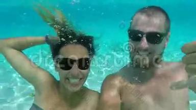年轻的快乐夫妻戴着太阳镜，用GoPro相机制作<strong>水下</strong>自拍。 <strong>高清</strong>慢速运动。 泰国。